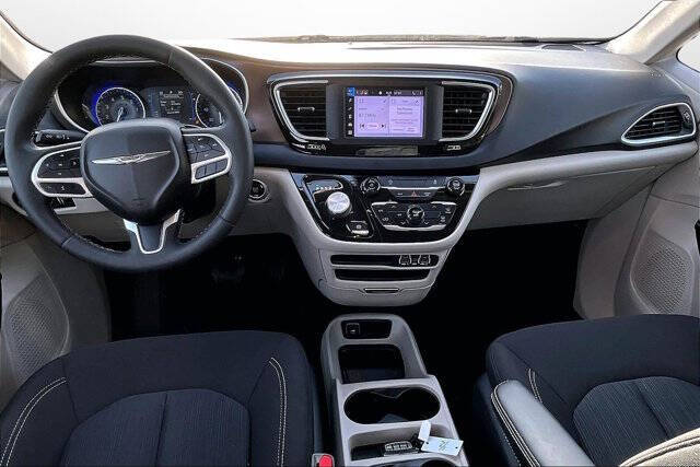 2022 Chrysler Voyager LX