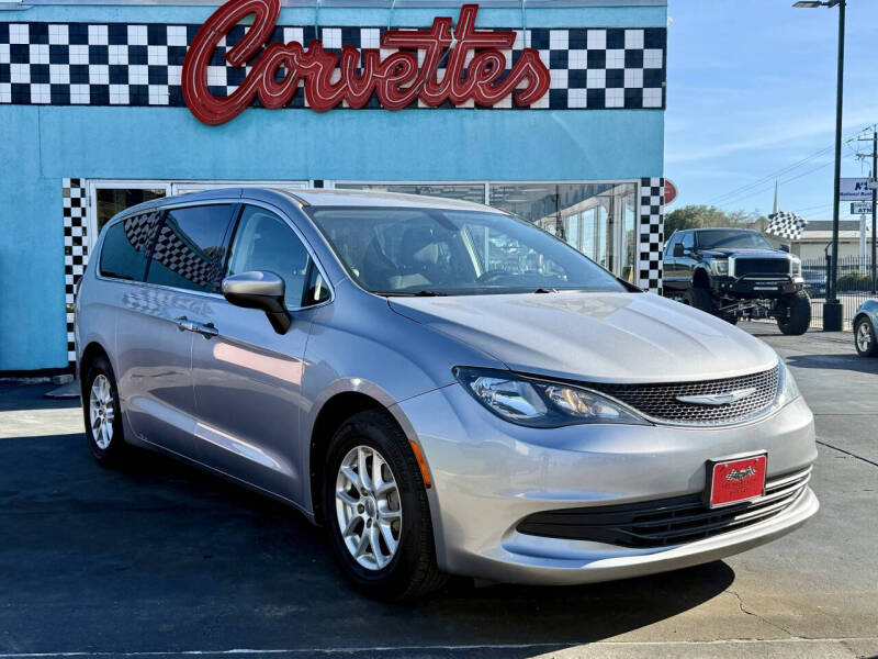 2017 Chrysler Pacifica Touring's photo