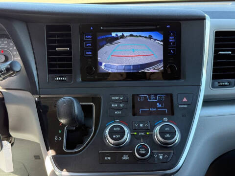 2017 Toyota Sienna LE 8-Passenger