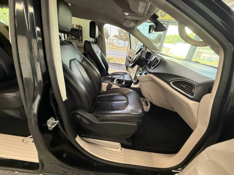 2017 Chrysler Pacifica Touring-L