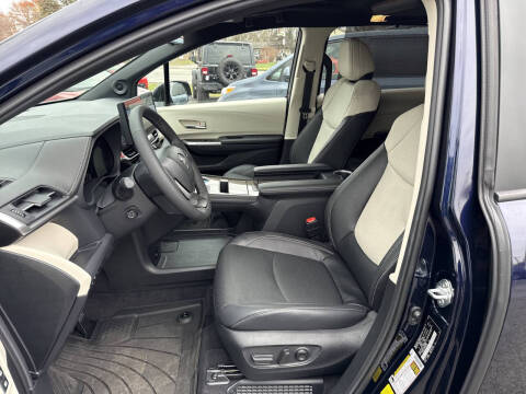 2025 Toyota Sienna Platinum 7-Passenger