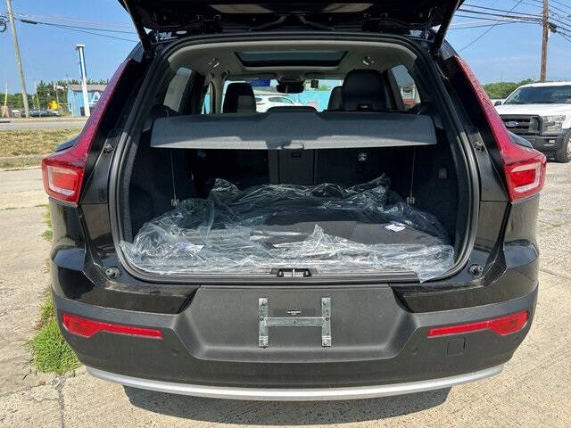 2025 Volvo XC40 B5 Ultra Bright Theme