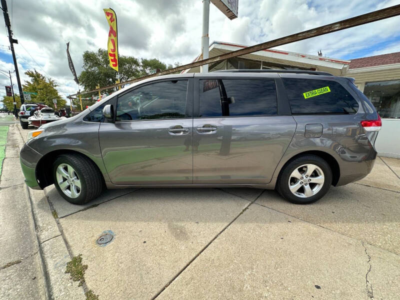 2011 Toyota Sienna LE photo 9