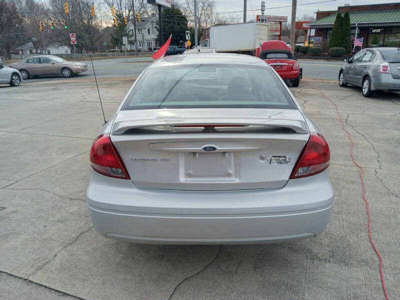 2005 Ford Taurus SE