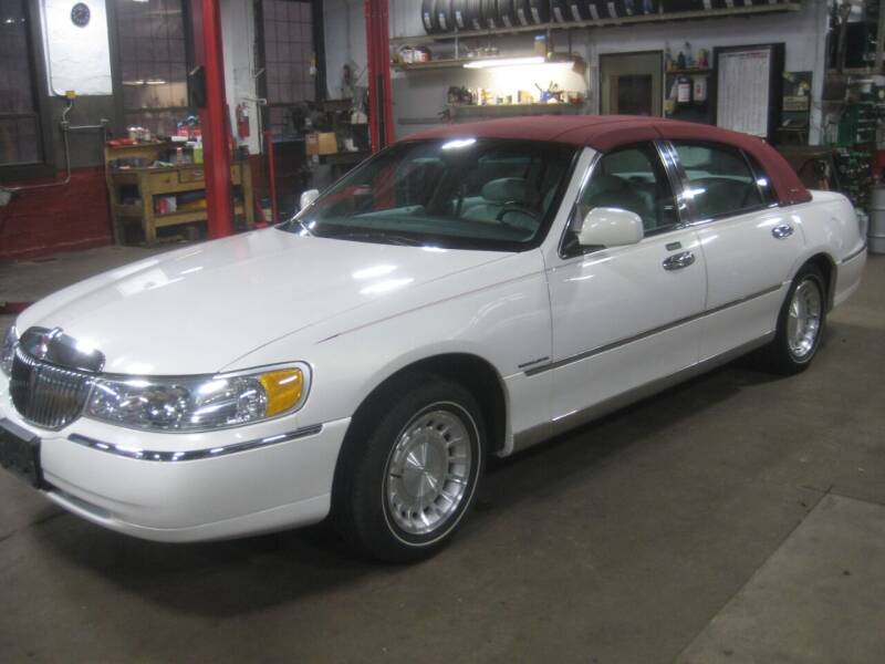 2000 Lincoln Town Car for sale at Theis Motor Company in Reading OH