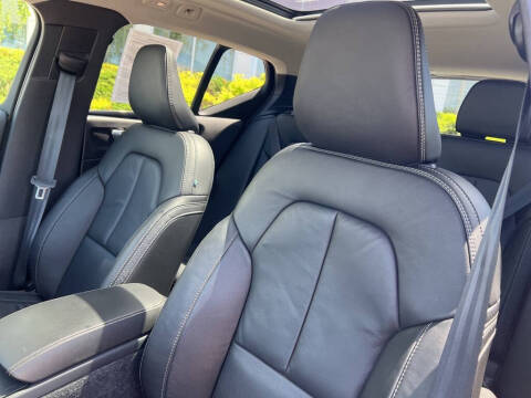 2023 Volvo XC40 B5 Plus Dark Theme