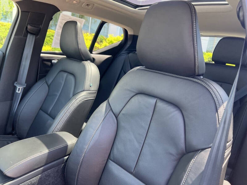 2023 Volvo XC40 B5 Plus Dark Theme