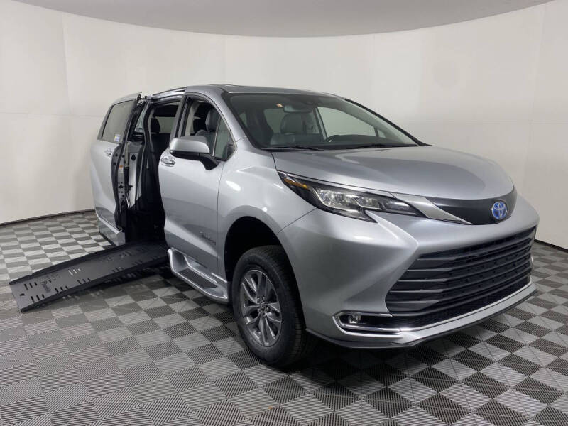 2022 Toyota Sienna XLE's photo