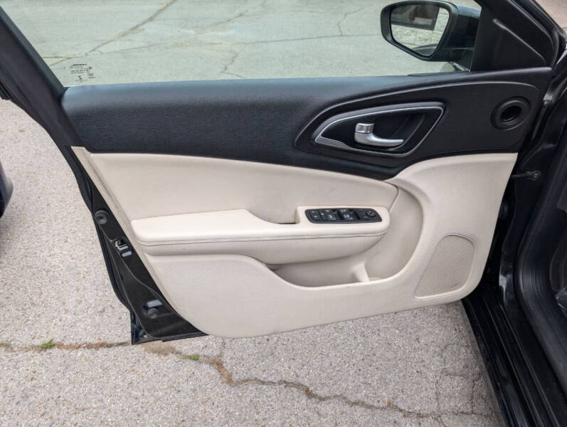 2017 Chrysler 200 Limited Platinum