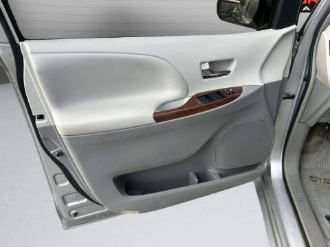 2014 Toyota Sienna XLE 8-Passenger