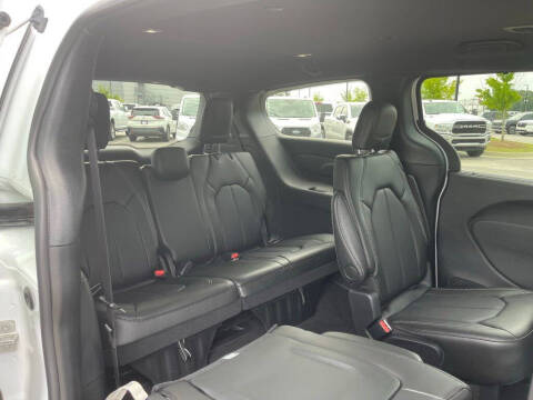 2027 Chrysler Pacifica Select