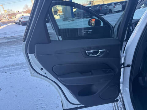 2025 Volvo XC60 B5 Core Dark Theme