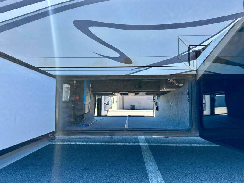2014 Freightliner XCR Chassis