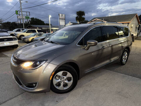 2017 Chrysler Pacifica for sale at AUTOBAHN MOTORSPORTS INC in Orlando FL