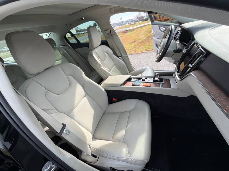 2022 Volvo S60 B5 Momentum