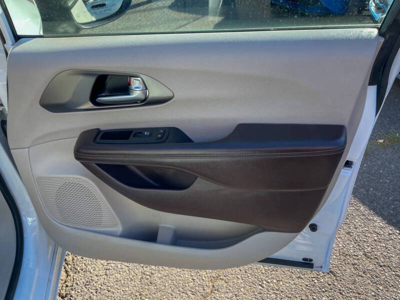 2020 Chrysler Voyager LXi