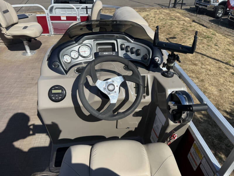2021 Sun Tracker 20 DLX