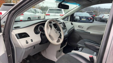 2012 Toyota Sienna SE 8-Passenger