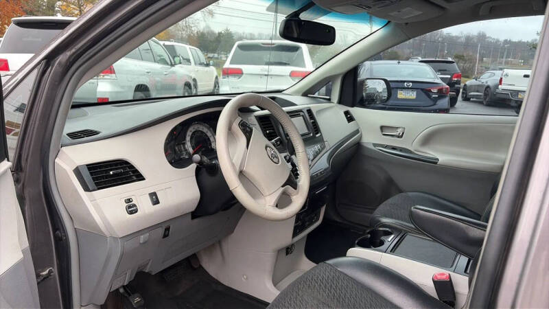 2012 Toyota Sienna SE 8-Passenger