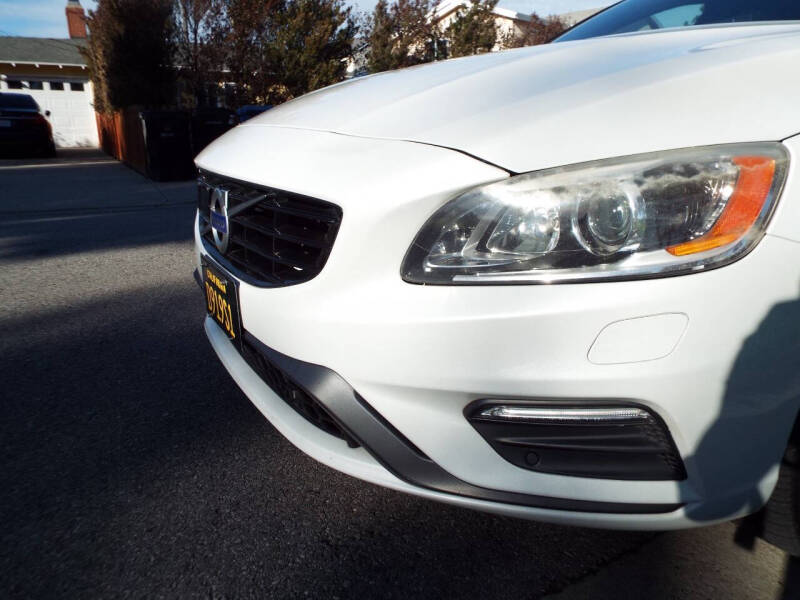 2016 Volvo V60 T6 R-Design Platinum