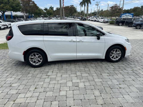2024 Chrysler Pacifica Touring