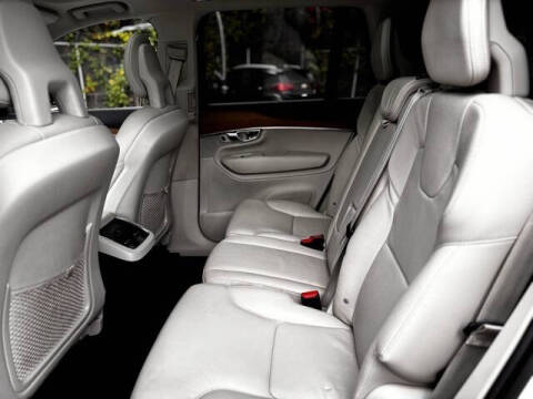 2021 Volvo XC90 T6 Momentum 7-Passenger