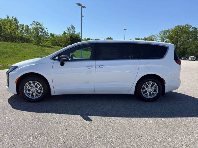 2027 Chrysler Pacifica Select