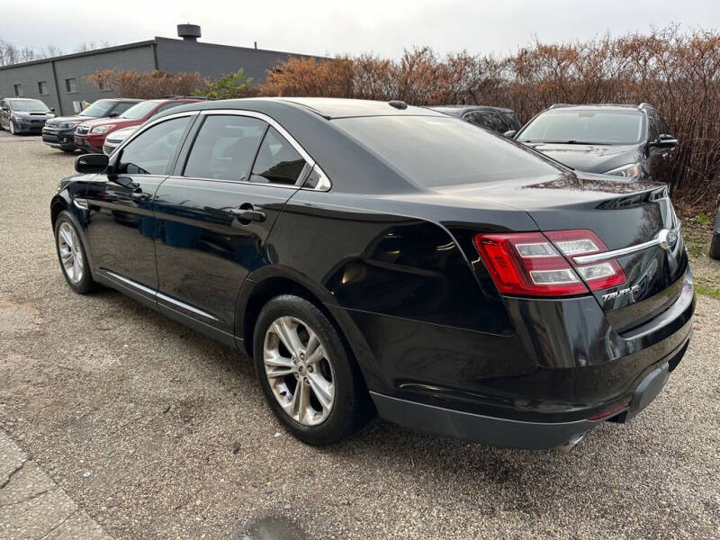 2016 Ford Taurus SEL photo 15