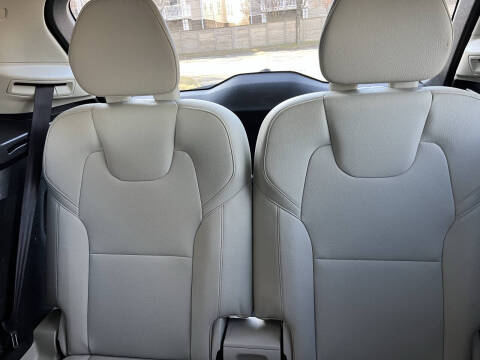 2016 Volvo XC90 T6 Momentum