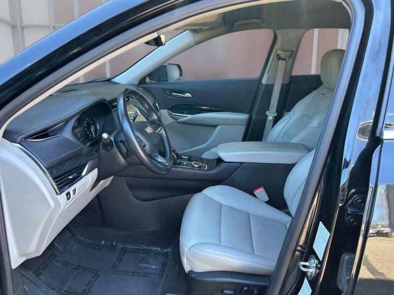 2023 Cadillac XT4 Premium Luxury