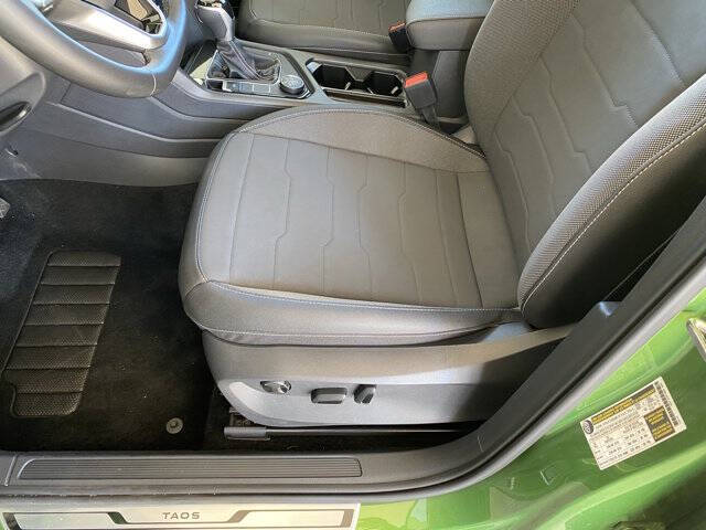 2025 Volkswagen Taos SE Black 4Motion