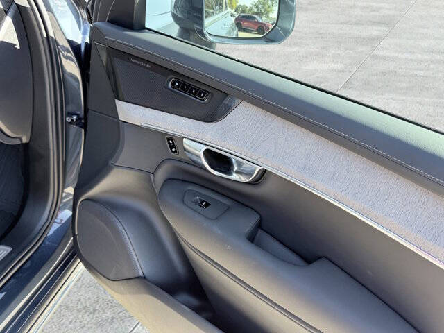 2025 Volvo XC90 T8 Ultra Bright Theme 6P