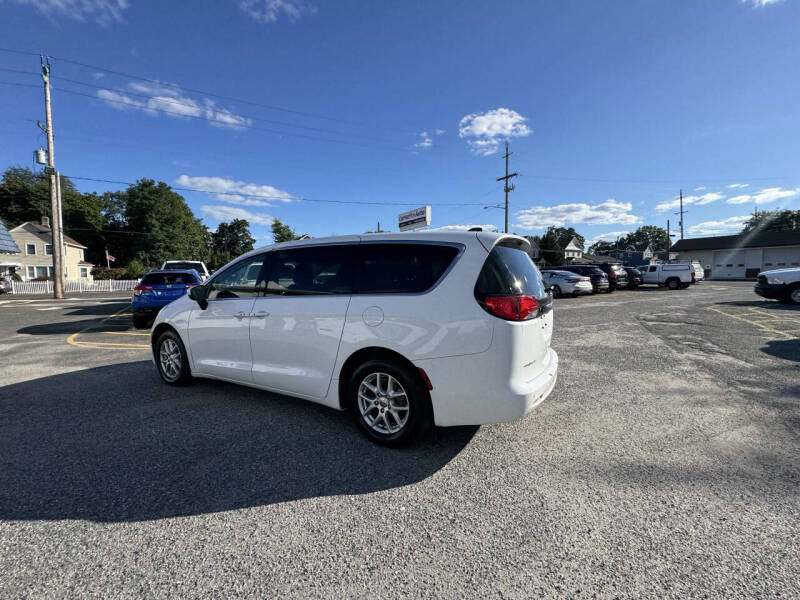 2022 Chrysler Voyager LX