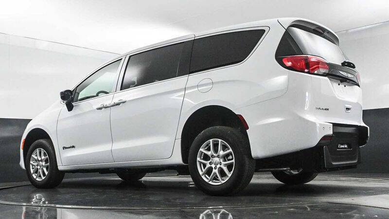 2025 Chrysler Voyager LX