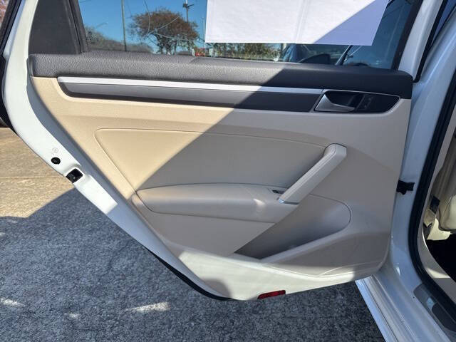 2017 Volkswagen Passat 1.8T R-Line