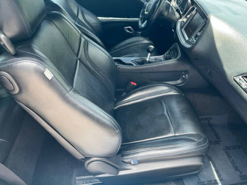2015 Dodge Challenger R/T Shaker