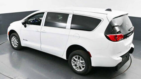 2025 Chrysler Voyager LX