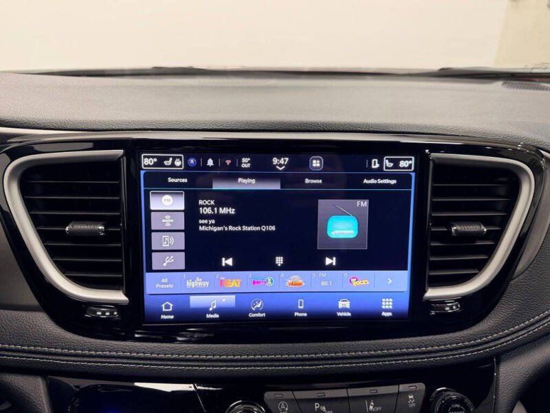 2027 Chrysler Pacifica Select