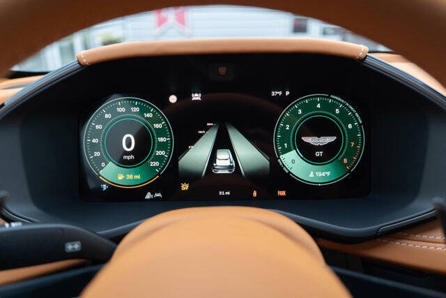 2026 Aston Martin DBX 21