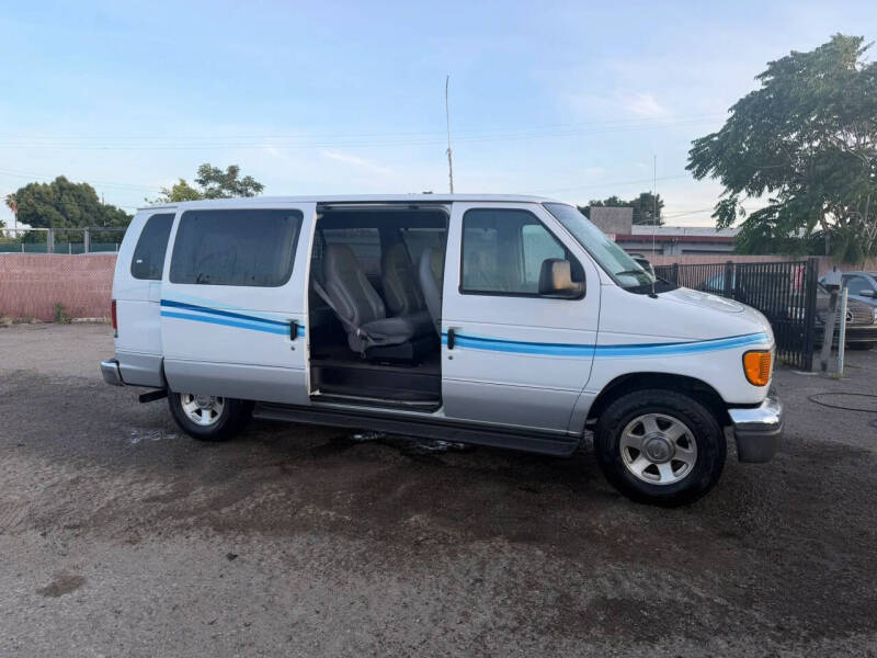 2004 Ford E-Series E-150 Chateau
