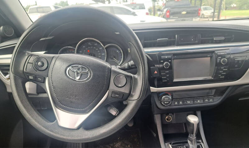 2016 Toyota Corolla LE photo 2