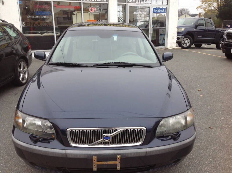 2004 Volvo V70 for sale at AQUIDNECK MOTORS INC in Middletown RI