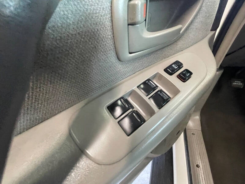 2004 Toyota Sequoia SR5