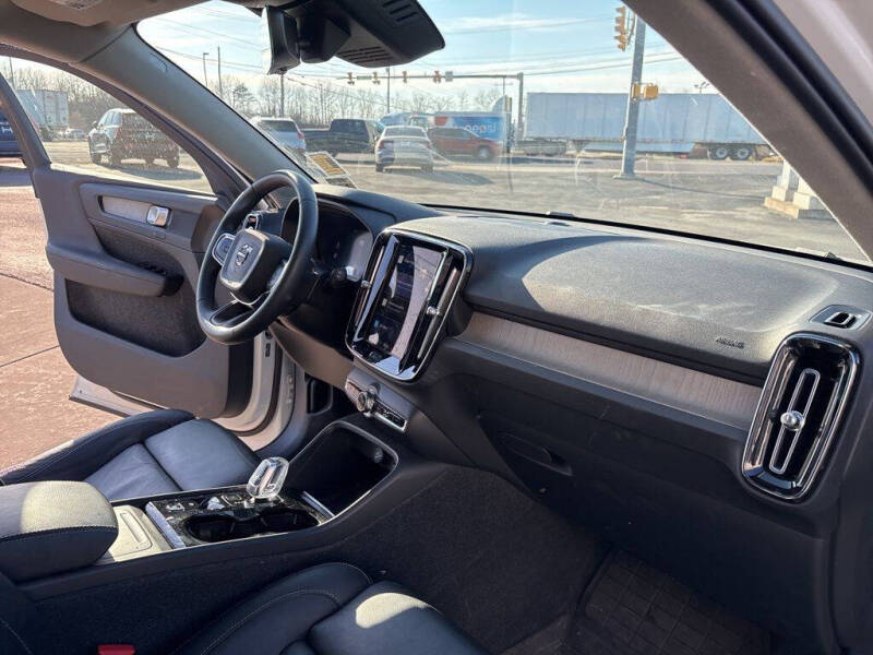 2023 Volvo XC40 B5 Plus Dark Theme