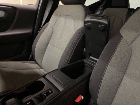 2025 Volvo XC40 B5 Core Bright Theme