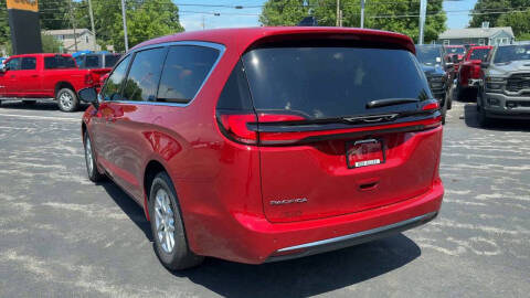 2027 Chrysler Pacifica Select