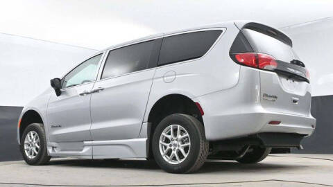 2024 Chrysler Voyager LX