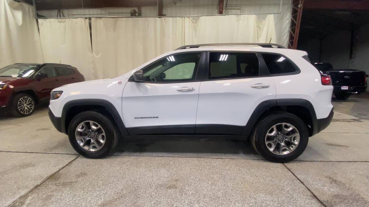 2019 Jeep Cherokee for sale at Victoria Auto Sales in Victoria, MN