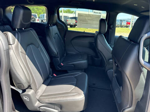 2027 Chrysler Pacifica Select