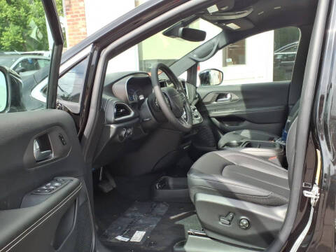 2027 Chrysler Pacifica Select